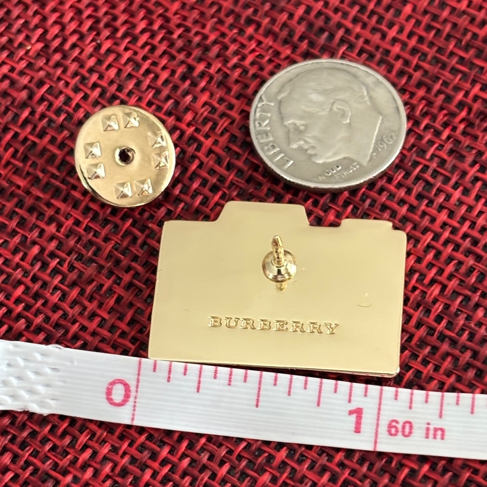 βοΈBurberry Pink and Cream Camera Pin GWP βοΈ - Picture 5 of 7